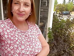 femme au foyer en robe de soleil sperme marchant après une fellation faciale