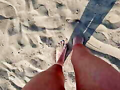 grając z moimi nogami w piasku