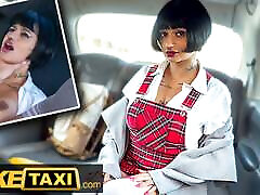 नकली टैक्सी सुपर सेक्सी फ्रेंच छात्र टैक्सी ड्राइवर के लिए एक नि: शुल्क सवारी
