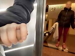 An unknown sporty girl from the hotel gives me a blowjob in the merilyn ass play elevator and helps me finish cumming