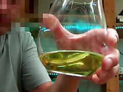 Extreme Close Up of Strong Urine deshe sexe Drinking