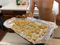 姜皮塔大喊大叫,做土豆! 赤裸裸的在厨房插曲58