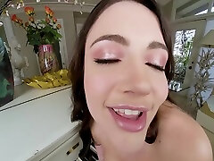 tatuado adria rae golpeando profesor de piano