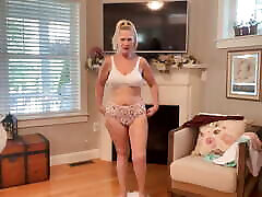 66 YEAR OLD MILF TRY ON WHITE LEGGINGS AND RED sexe avec des matures PANTS