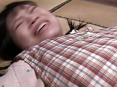 adolescente japonesa recibe una corrida en el coño después de una follada dura