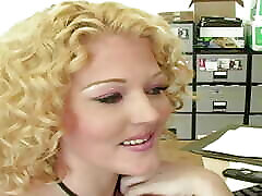 эта любительская блондинка-модель занимается ручной работой по имени ширли димплс!