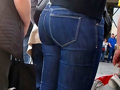 Jeans babe performs outdoor unclothe