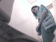 Pee hunter films unsuspecting teens tinkling