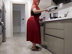 My big-butt stepmother hardened my dick with her skirt.
