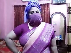 Desi aunty sex talk, Didi trains for uber-sexy fucking