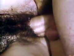 chica blanca delgada y sexy con grandes tetas y coño muy peludo