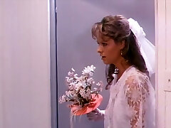 Kogut głodny blond panny młodej zapewnia jej zabandażowaną pana młodego z sex Oralny