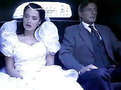 la mariée salope baise baise son beau-père dans la limousine qui l'accompagne à l'autel