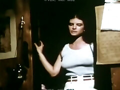 hombres cachondos perforando milf blanca cachonda clásica en la cama