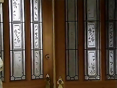 a la hermosa cuttie le gusta la sensación de un enorme poste penetrando su jugoso coño