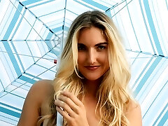 gran trasero milf rubia modelo anna katarina al aire libre strip-tease