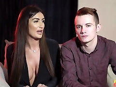 Queen Jasmine spreads her legs for a cock while she yells