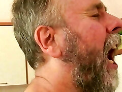 старая бабуля с волосатой киской в нижнем белье принимает двойное проникновение