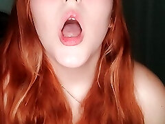 Ruivinha brincando com seu vibrador gemendo muito