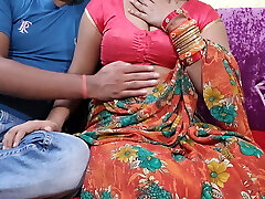 Desi bhabhi ka pati ghar par nahi tha to bhabhi ne apane howdy bistar par devar ko bulakar chudai ki