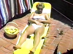 Homemade video of a solo gal wearing nylon stockings having fun