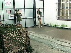 Von den Uniformierten Notgeilen Milf benutzt und gefickt worden