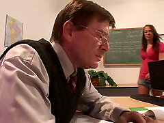 Praktikantin bekommt ihren Chef rum