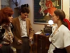 Mature French sluts lure men with their pussies