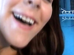 Titus Steel fickt Pornonewcommerin direkt in den Arsch und spritzt ab Ass-fuck Creampie