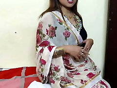 A saree girl went bathroom to piss and accomplish her masturbation