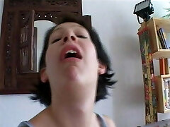 Erst eincremen dann wird die Fotze gefistet