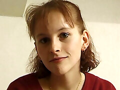 Junges Teen testet limietierten Deluxe Faux-cock