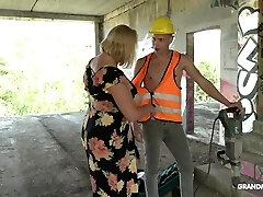 Heavy and fat mature blonde cockslut spreads gams for kinky missionary