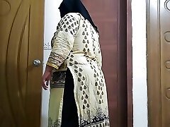 (Tamil hot Maa Apne Bete ke sath chudai karta hai) Indian MILF Stepmom helps Son spunk - But Accidentally creampie