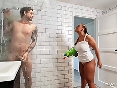 Quickie fucking in the shower with cock thirsty honey Beth Bennett