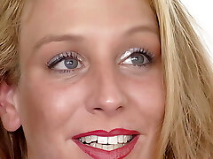 light-haired schoenheit schiebt sich riesen dildo in die muschi