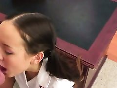 Innocent teenie baisée sur la table