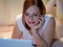 Camille Crimson donne une fellation à Hawt en chaussettes