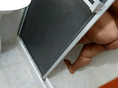 j'espionne ma belle-mère pendant qu'elle se douche