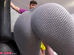 l'entraînement dans la salle de gym ne peut pas être terminé sans baise anale