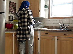 Syrian Housewife Gets Creampied By German Husband In The Kitchen