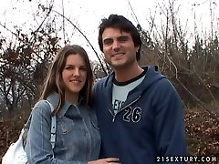 une autre fille d'à côté lui fait profiter du spectacle