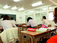 se faufiler devant ses amis et insérer sa bite devant eux! partie 3