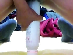 à l'aide d'un gode perverti anon cam pute était un peu à cheval sur le dessus