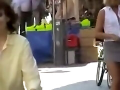 Sans culotte clignotant de sa chatte