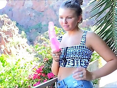 la masturbation au bord de la piscine apporte à la sexy melissa tout ce dont elle a besoin