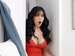 Big arse babes Nika Venom and Parker Ambrose share a rigid dick