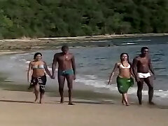 Sexo e areia com duas putinhas novinhas