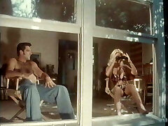 La belle Seka déclenche une sauvage orgie et avale une charge de sperme