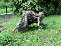 la garce en fourrure fait chien dans la prairie